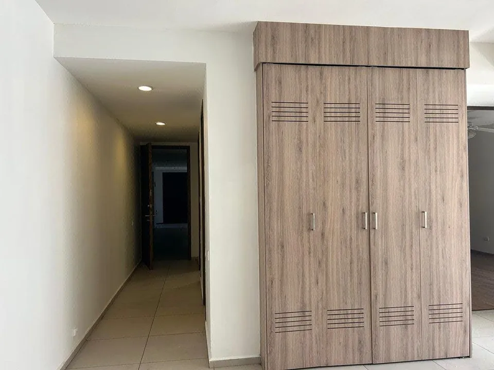 Foto 3 de Departamento en renta a una cuadra del  Metropolitano | 3 cocheras y 2 bodegas