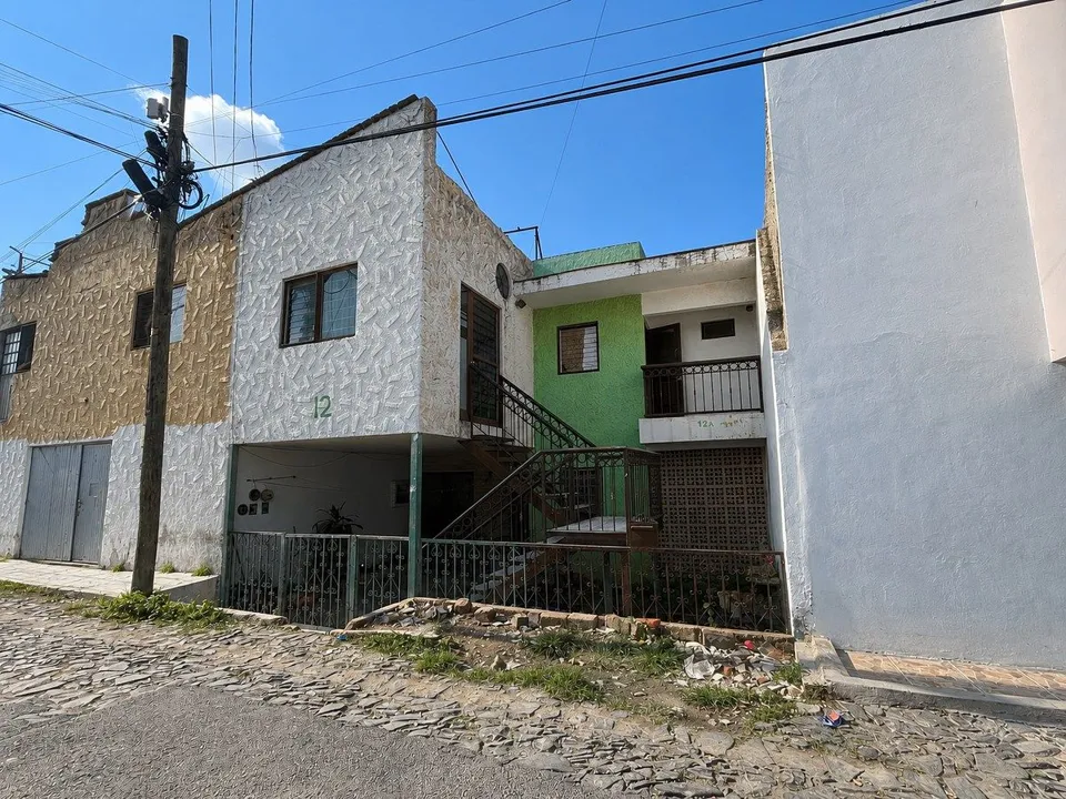 Foto 3 de PROPIEDAD CON 2 CASAS DUPLEX Y 1 SALON USOS MULTIPLES (COMERCIAL O HABITACIONAL)
