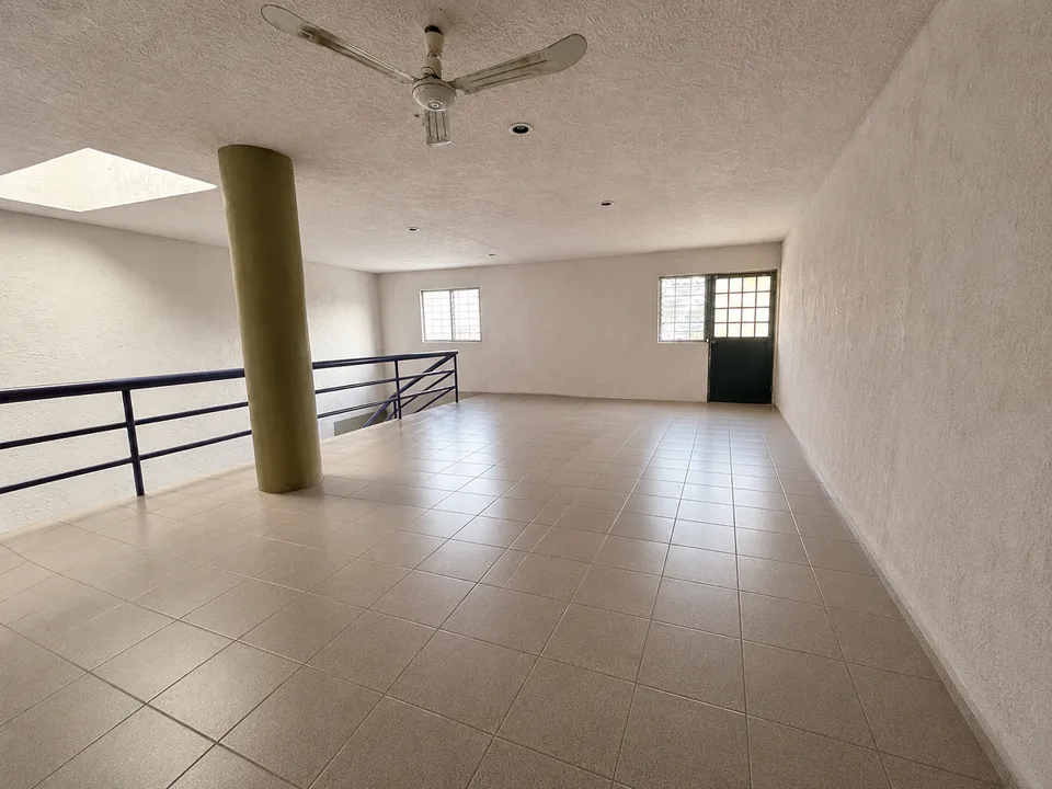 Foto 9 de PROPIEDAD CON 2 CASAS DUPLEX Y 1 SALON USOS MULTIPLES (COMERCIAL O HABITACIONAL)