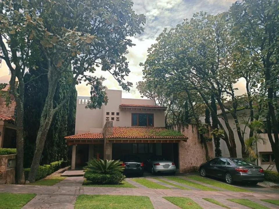 HERMOSA RESIDENCIA CON VISTA AL CAMPO DE GOLF EN EL CIELO COUNTRY CLUB.