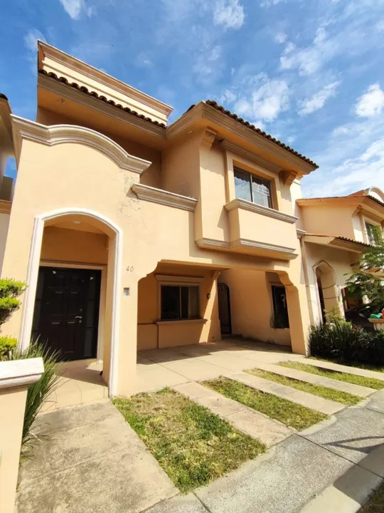 Casa en venta en el Fraccionamiento Villa California en Tlajomulco de Zúñiga.