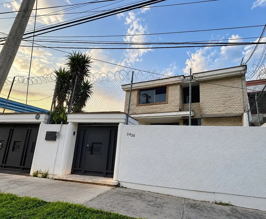 Casa en Venta en Bosques de la Victoria, Guadalajara, Jalisco.