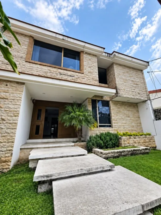 Foto 2 de Casa en Venta en Bosques de la Victoria, Guadalajara, Jalisco.