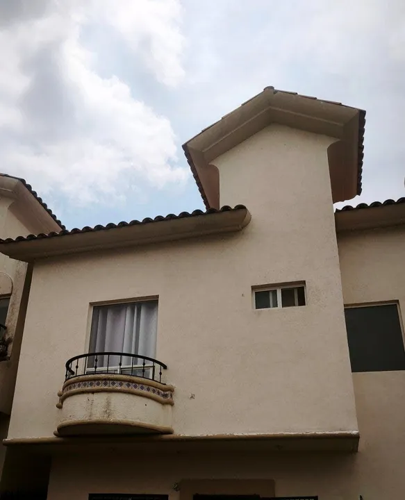 Casa en renta en Alta California, Tlajomulco: 3 recámaras, agua y mantenimiento