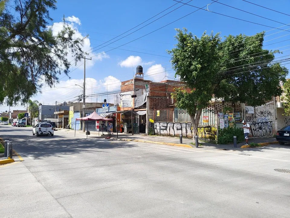 TERRENO con Construcción en RENTA sobre Av. Zalatitan