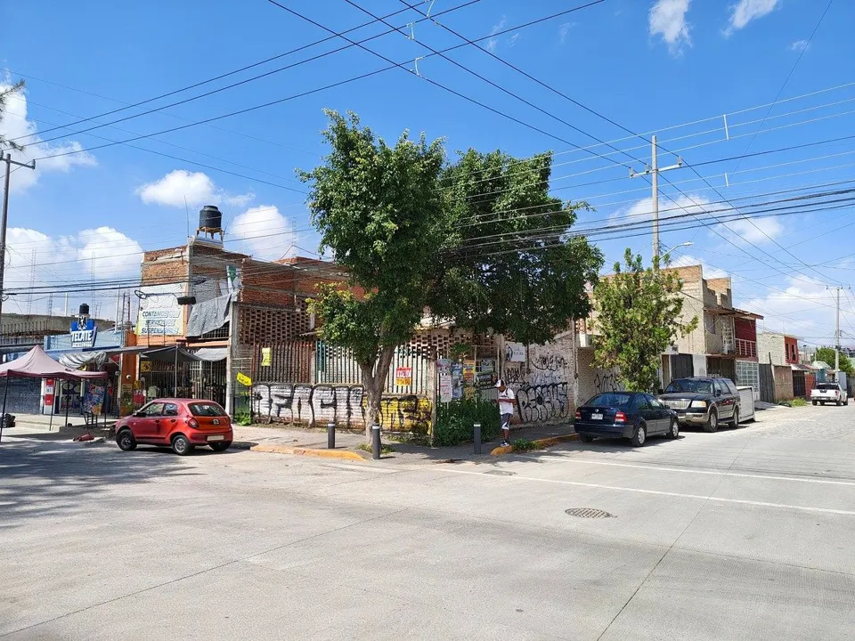 Foto 4 de TERRENO con Construcción en RENTA sobre Av. Zalatitan