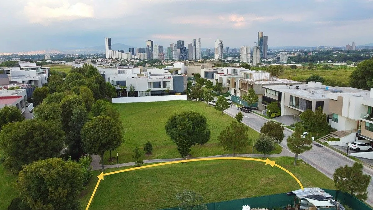 Se vende terreno en Puerta Las Lomas Coto Lagos, con hermoso parque andador.
