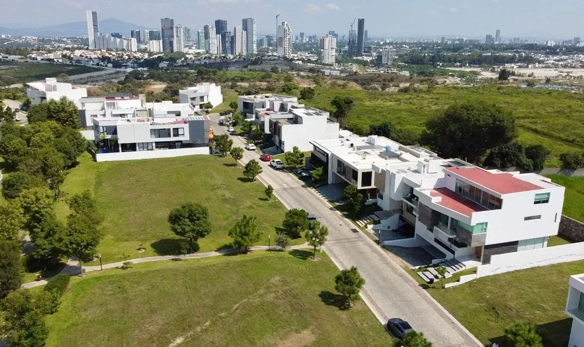 Foto 4 de Se vende terreno en Puerta Las Lomas Coto Lagos, con hermoso parque andador.