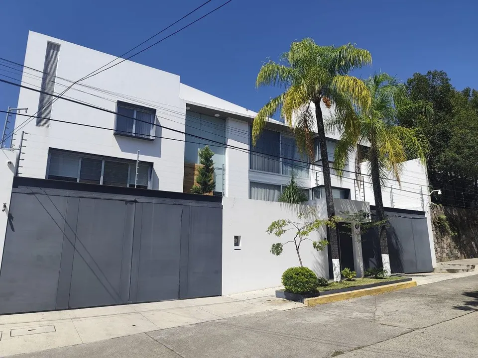 RESIDENCIA CON ALBERCA EN JACARANDAS