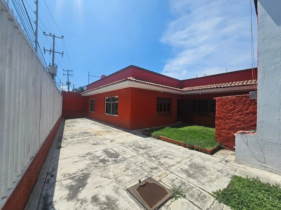 Casa con uso de suelo Mixto en venta sobre Ave. Base Aérea
