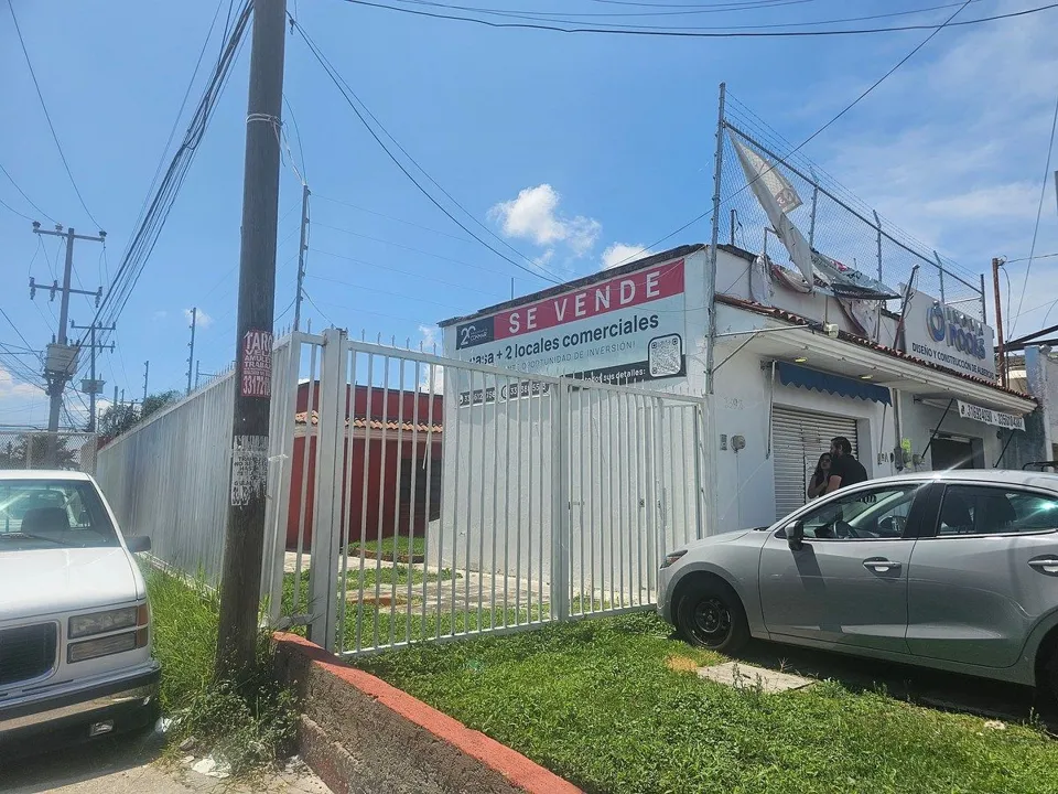 Foto 2 de Casa con uso de suelo Mixto en venta sobre Ave. Base Aérea