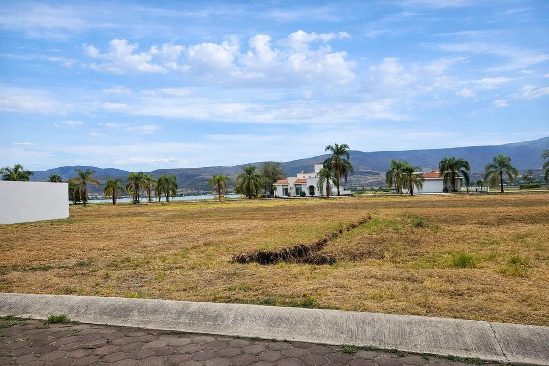 Terreno en venta, en Cajititlan, Tlajomulco de Zúñiga, Jalisco.