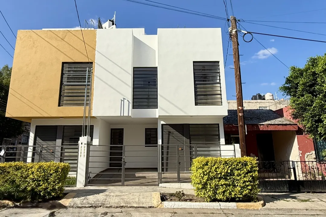 Cerca Plaza Patria, 3 niveles, 167 M2 construcción, 3 rec., 3.5 baños, 1 auto