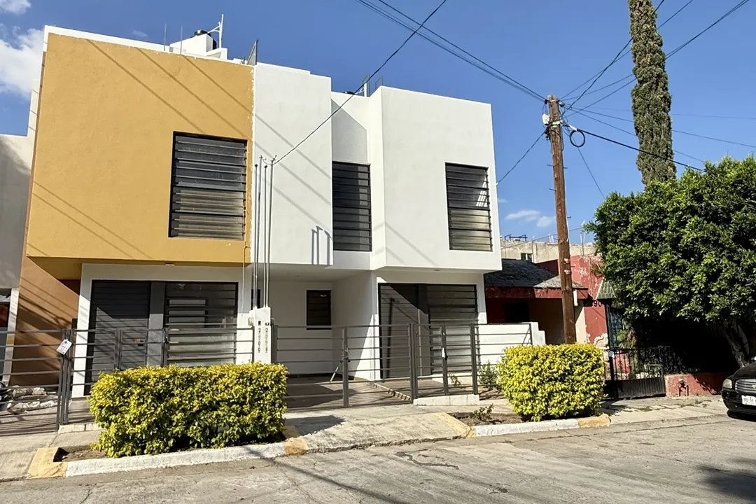 Foto 2 de Cerca Plaza Patria, 3 niveles, 167 M2 construcción, 3 rec., 3.5 baños, 1 auto
