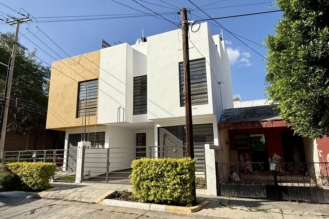 Foto 3 de Cerca Plaza Patria, 3 niveles, 167 M2 construcción, 3 rec., 3.5 baños, 1 auto