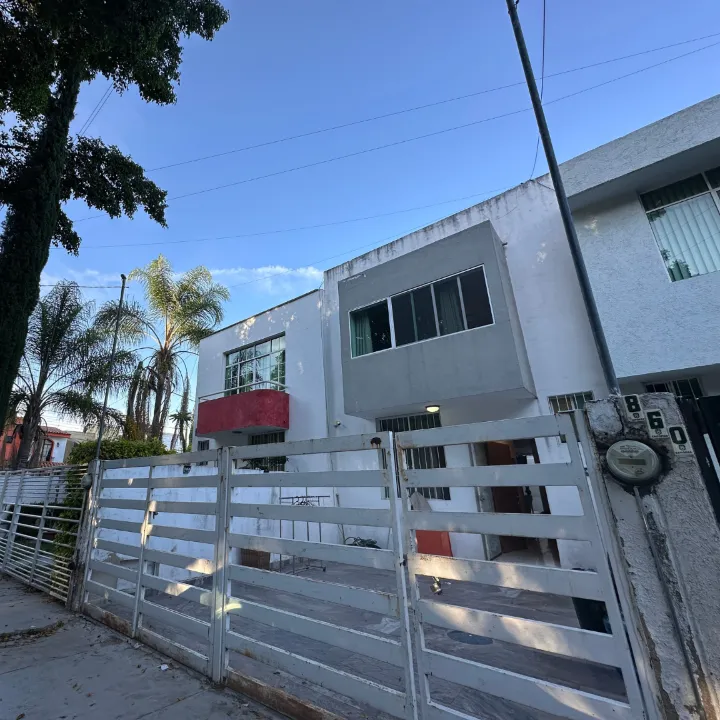 Casa en venta en Calle Rosas, Los Girasoles, Zapopan