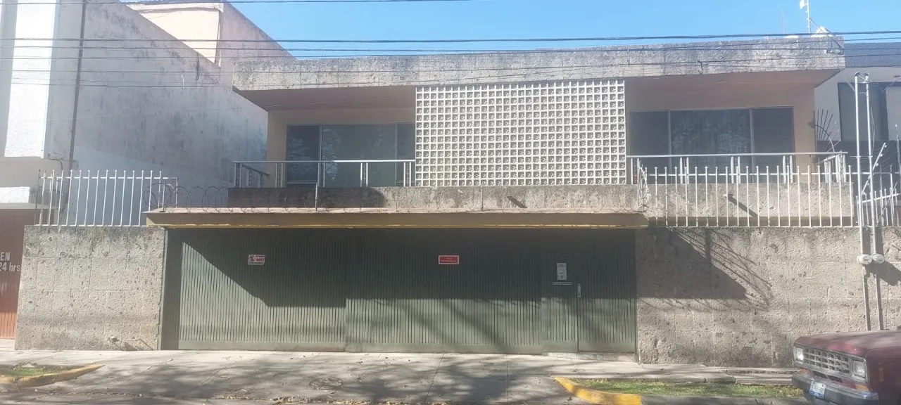 Casa en venta en Calle El Sol, Jardines del Bosque, Guadalajara