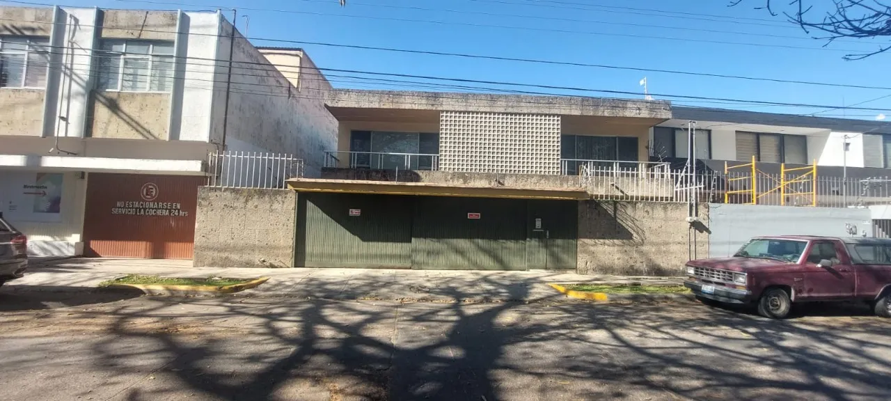 Foto 2 de Casa en venta en Calle El Sol, Jardines del Bosque, Guadalajara
