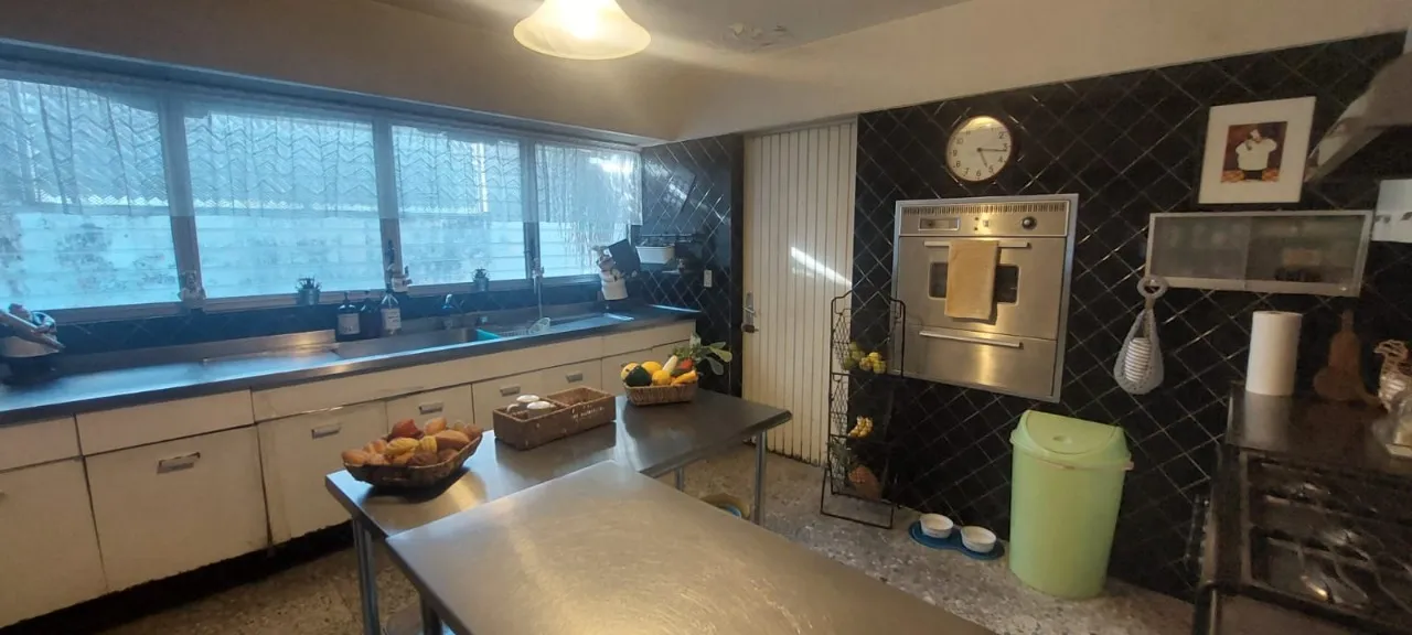 Foto 8 de Casa en venta en Calle El Sol, Jardines del Bosque, Guadalajara