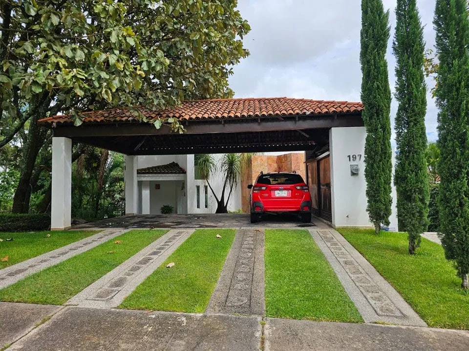 Hermosa Casa en Venta el palomar, con vista!