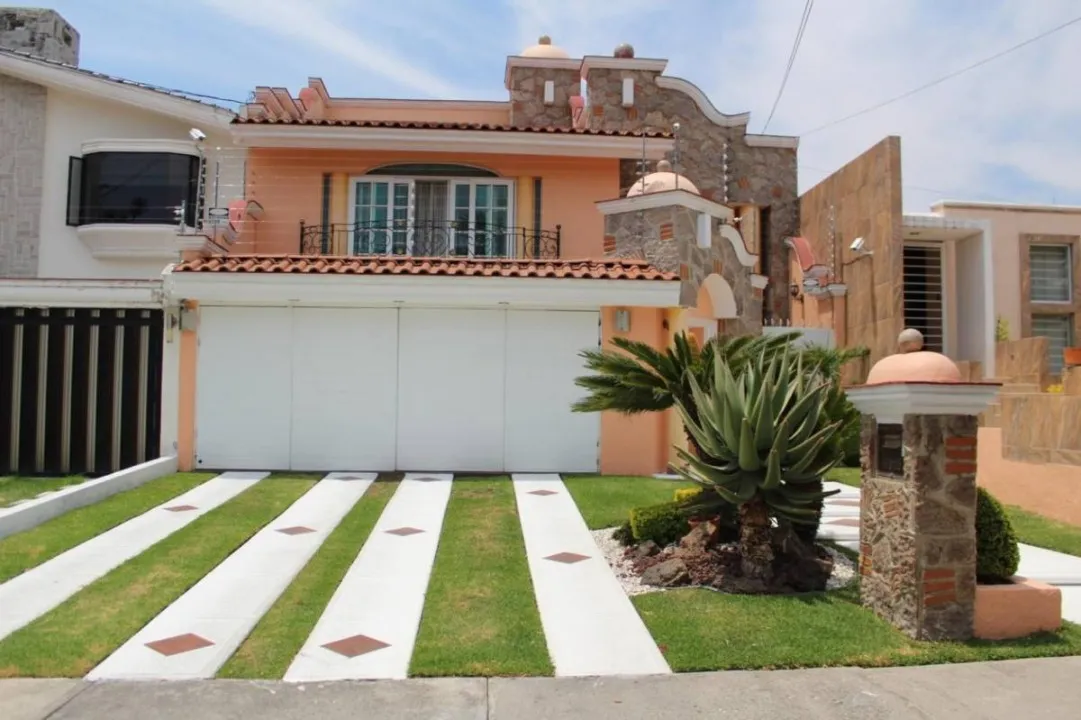Foto 2 de Casa en renta en Calle Cuitláhuac, Jardines del Sol, Zapopan