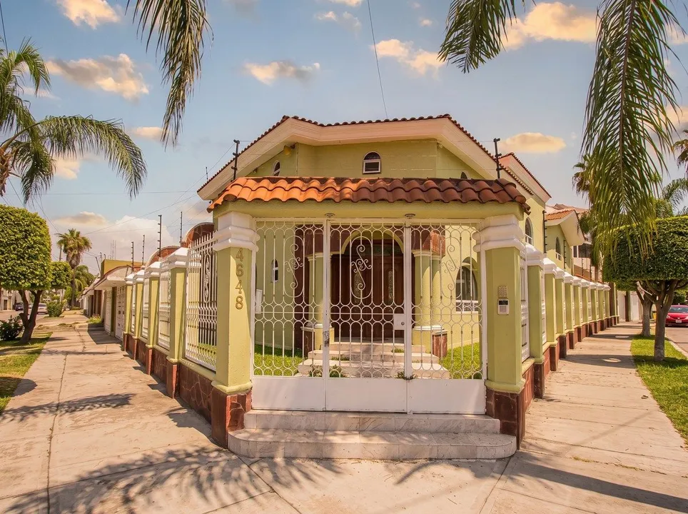 Casa en Venta en La Estancia, Zapopan, Jalisco. 4 Recámaras con Baño Propio