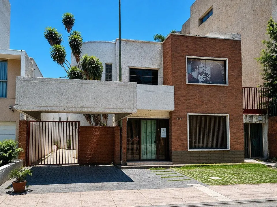 Foto 2 de CASA CON USO DE SUELO SOBRE AV. VALLARTA FRENTE A PLAZA SANIA