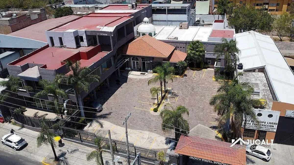 Salon de eventos con área de locales venta en Calzada Independencia Guadalajara