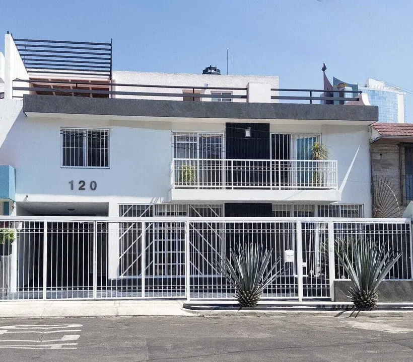 CASA EN PRADOS VALLARTA CON POSIBLE USO MIXTO