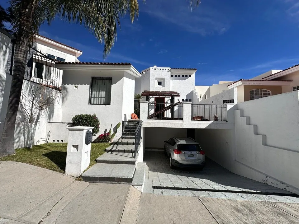 Casa en Venta en Bugambilias Segunda Sección con Vista a Toda la Ciudad