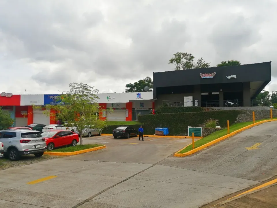 Foto 3 de PLAZA COMERCIAL OPERANDO EN VENTA EN TERRALTA, TLAQUEPAQUE