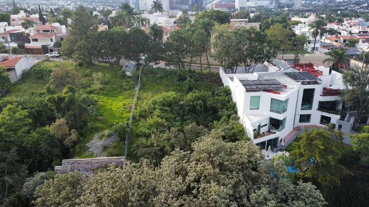 Foto 4 de Terreno en venta en Colinas de San Javier con 702 m²