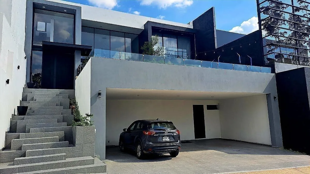 CASA NUEVA EN BUGAMBILIAS, CON EXCELENTE VISTA
