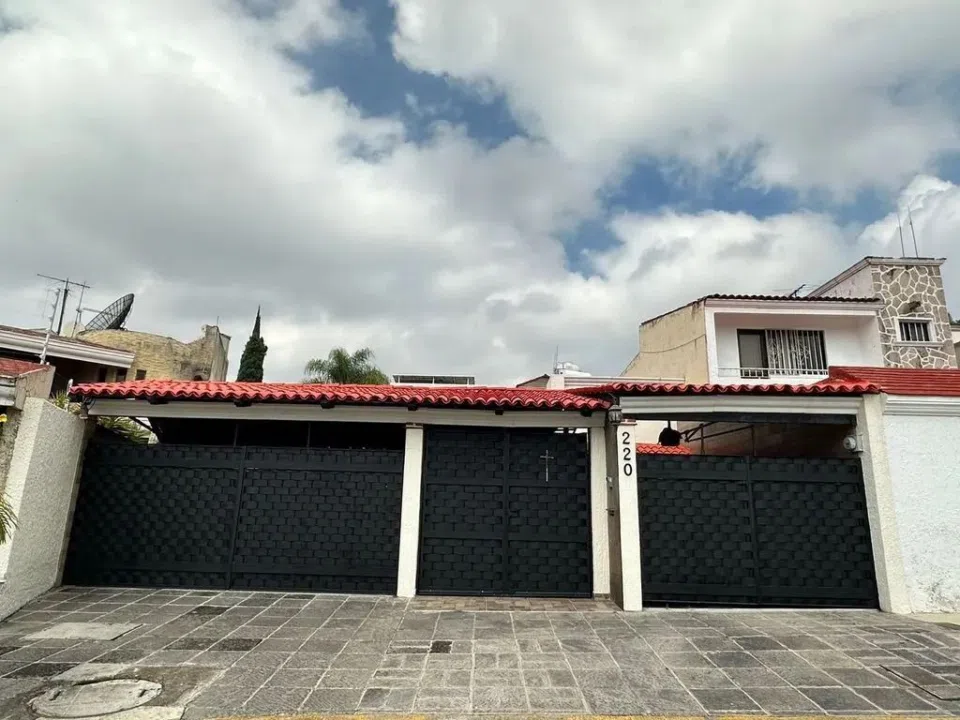 HERMOSA CASA EN VENTA EN LA PRIMERA SECCIÓN DE EL PALOMAR $10'970,000 pesos