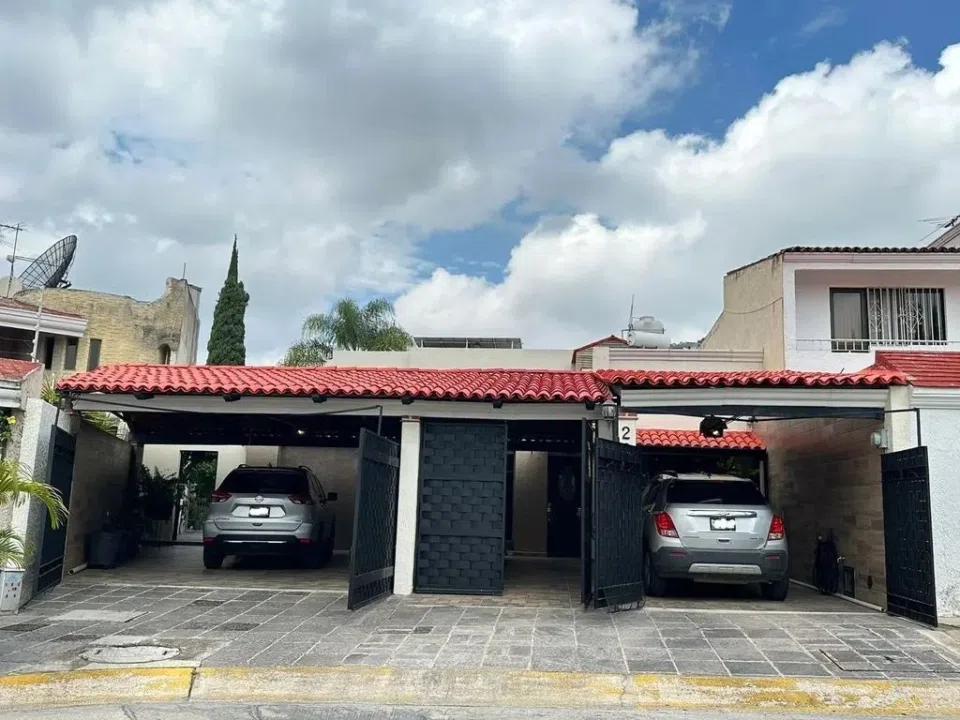 Foto 2 de HERMOSA CASA EN VENTA EN LA PRIMERA SECCIÓN DE EL PALOMAR $10'970,000 pesos