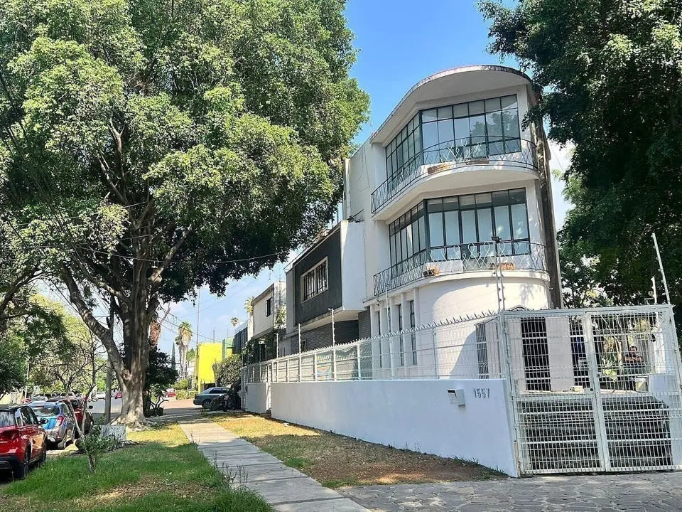 CASA EN  ESQUINA, COLONIA MODERNA.