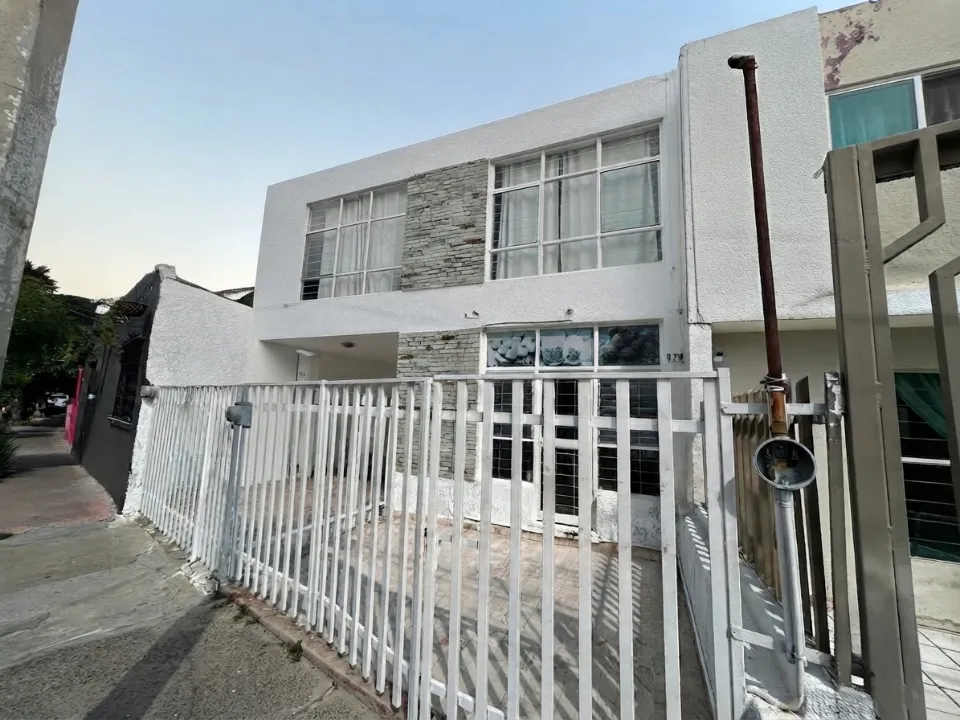 casa con uso de suelo en venta en Independencia Oriente