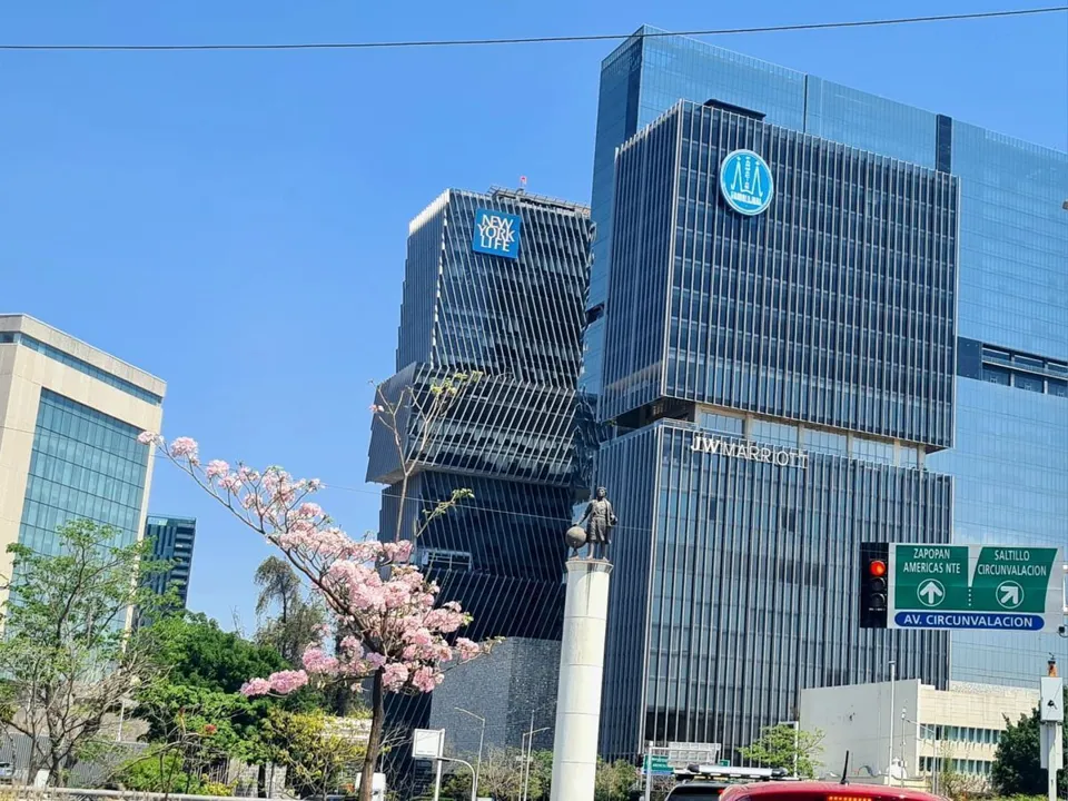 Foto 2 de Espectaculares Oficinas en Renta Complejo Américas Mil500, desde 540m2 obra gris