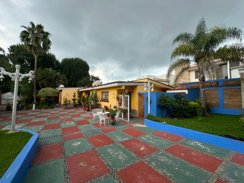 Propiedad en venta, 2 casas, 1 bungalow y terraza en Zapopan