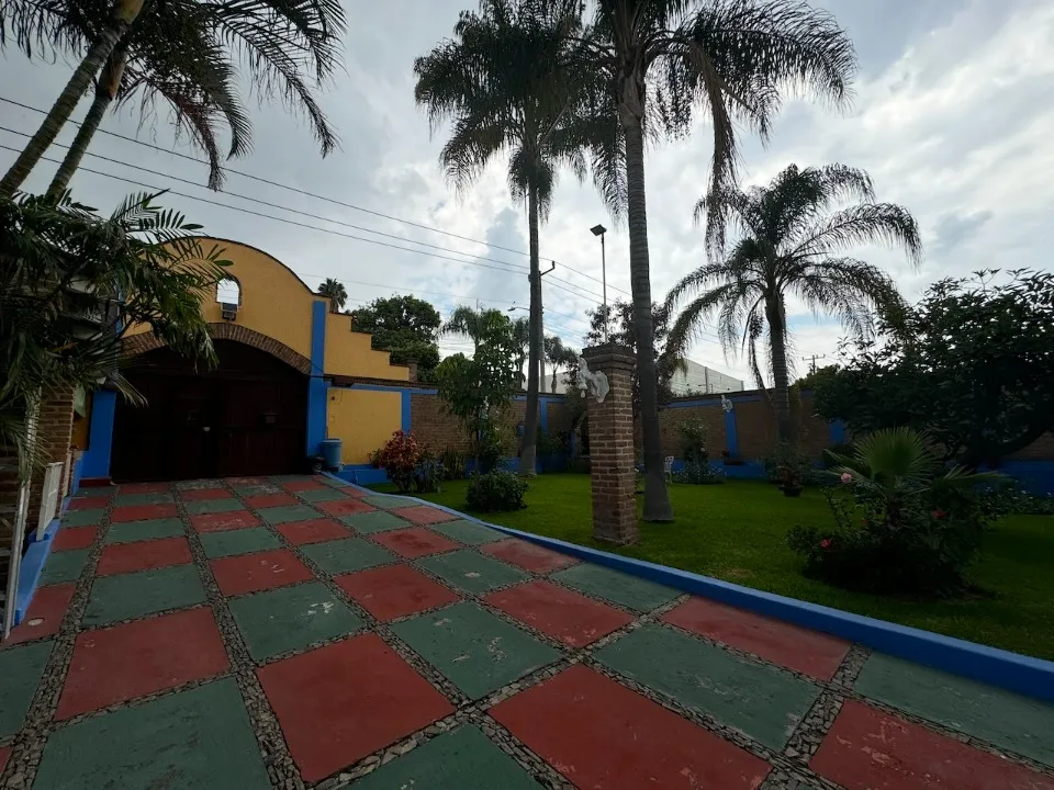 Foto 2 de Propiedad en venta, 2 casas, 1 bungalow y terraza en Zapopan