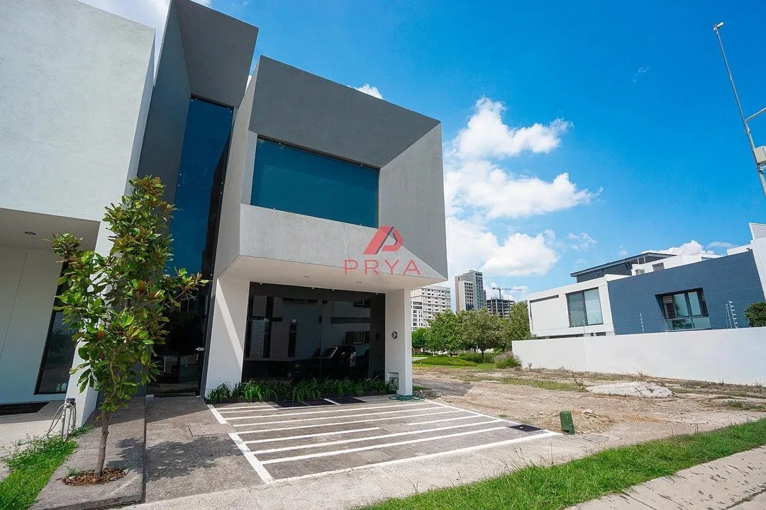 Foto 3 de Casa en Venta en Punto Sur Tlajomulco de Zuñiga | 4 Recámaras con Roof Garden