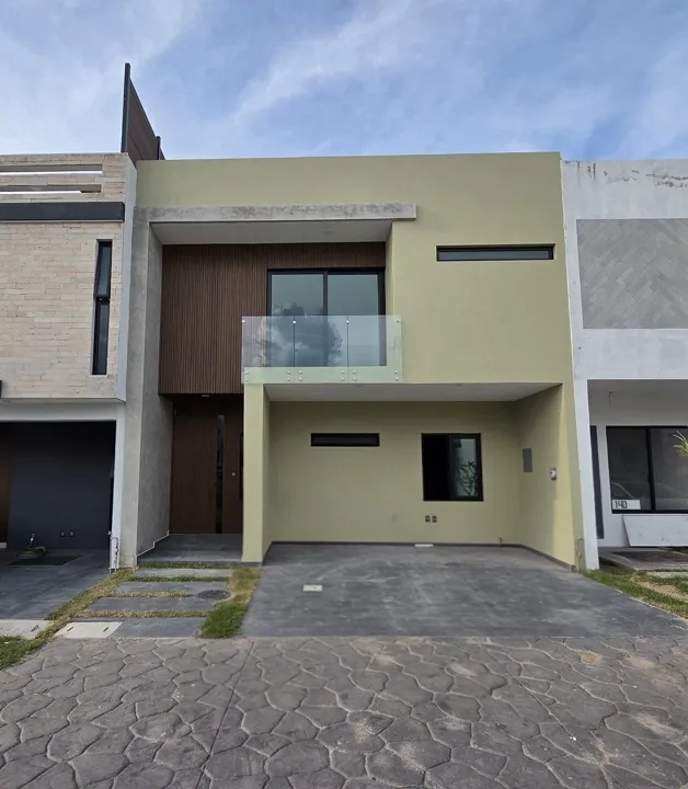 CASA CON 4 RECAMARAS AMPLIAS Y SALA DE TV DE BUEN TAMAÑO