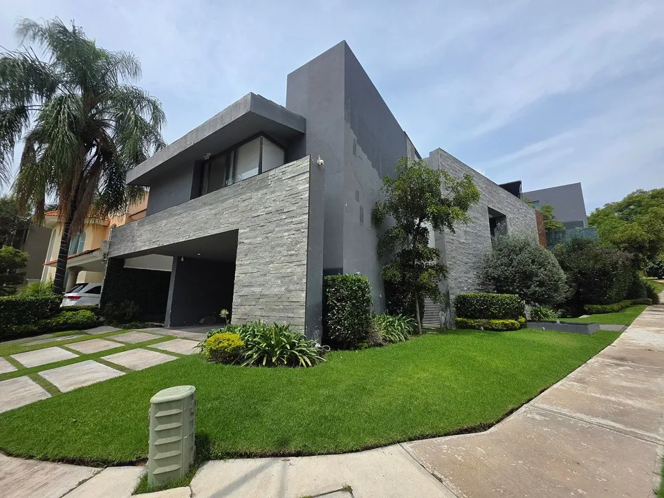 Residencia en venta en esquina frente a casa club en Los Frailes Residencial