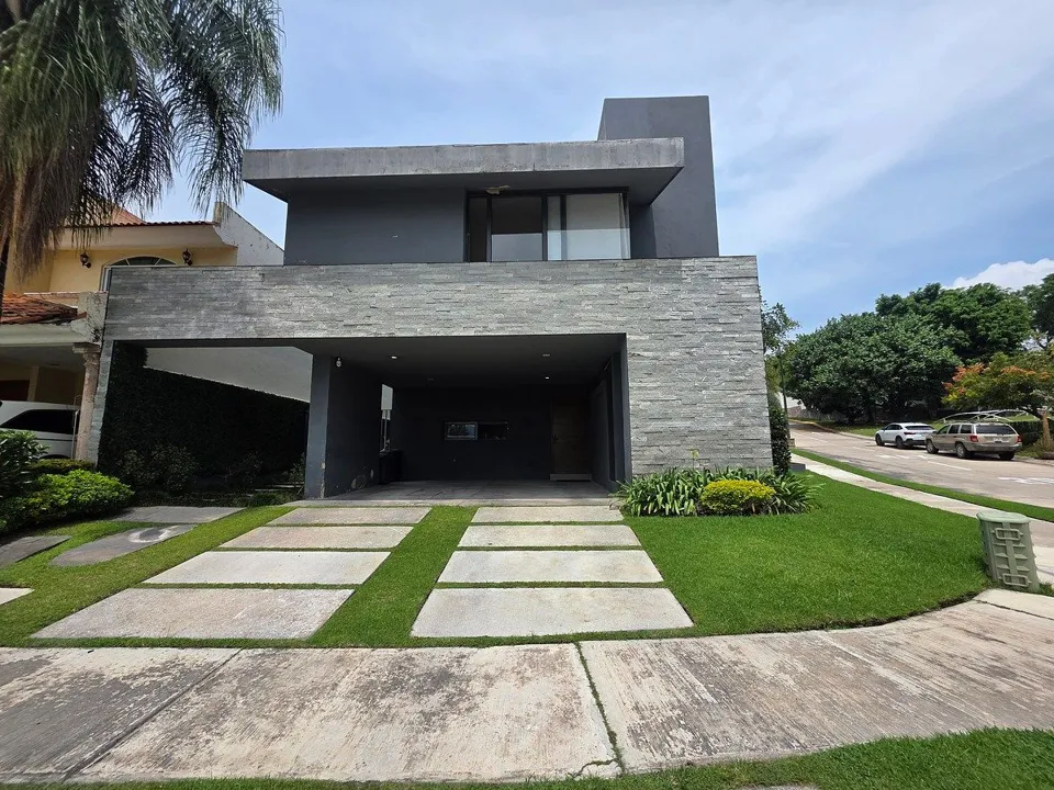 Foto 2 de Residencia en venta en esquina frente a casa club en Los Frailes Residencial