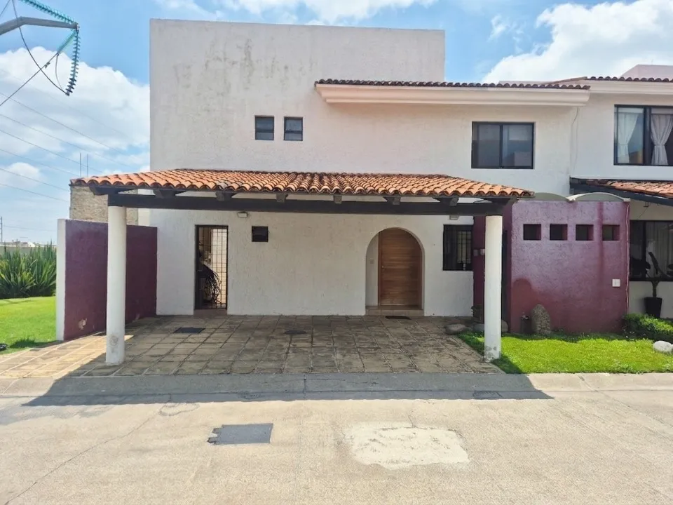 Casa en venta en Avenida Inglaterra, Paseos Universidad, Zapopan