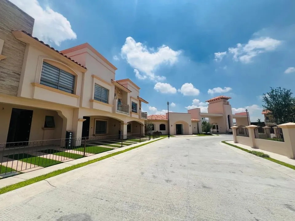 Foto 2 de CASA EN VENTA EN BOSQUES CALIFORNIA, TLAJOMULCO DE ZÚÑIGA | RCV-2041