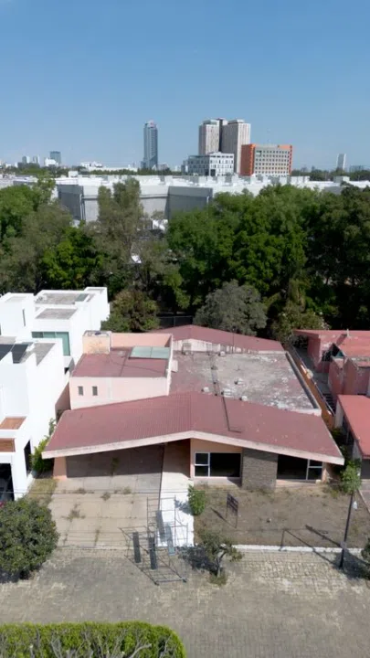 Ubicación inigualable EXPO GDL, Casa para remodelar en Coto privado Club Hípico GDL