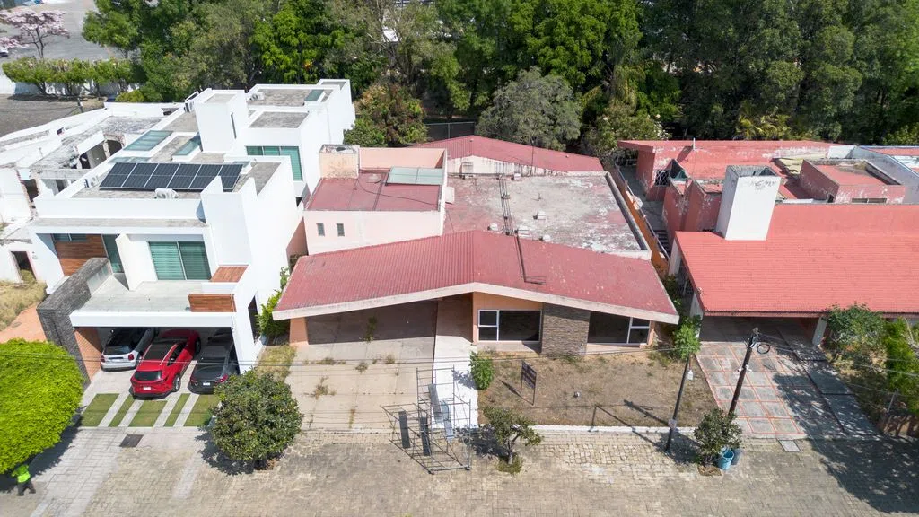 Foto 2 de Ubicación inigualable EXPO GDL, Casa para remodelar en Coto privado Club Hípico GDL