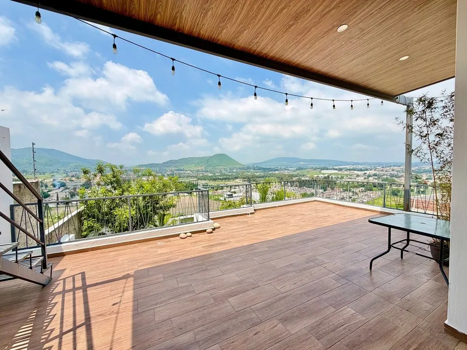 Foto 3 de Casa en Venta  Cortijo San Agustín | Amplio Jardín, Vista Panorámica y Gran Terr