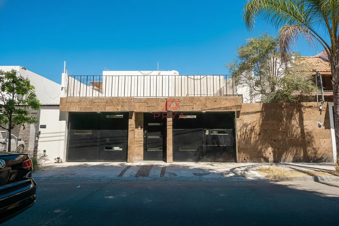 Casa Remodelada en Venta Vallarta Universidad Zapopan | 3 Recámaras + 2 Estudios